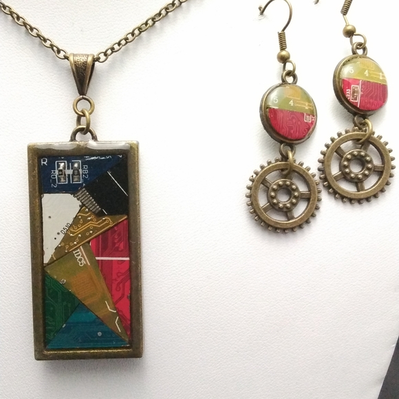 GEEK BLING -Bronze pendant & earring set - Picture 3 of 3